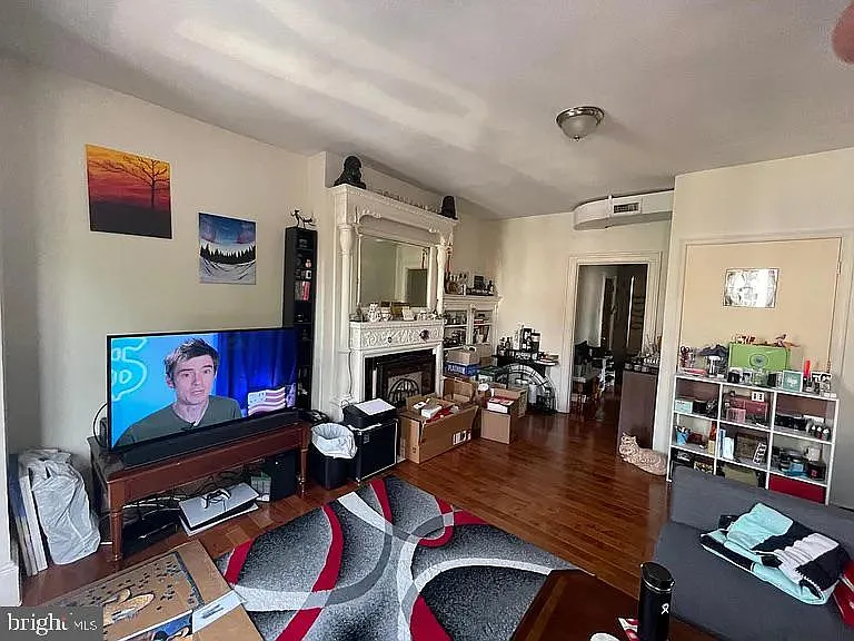 2 bed, 1000 sqft, $1,815 — Photo 3