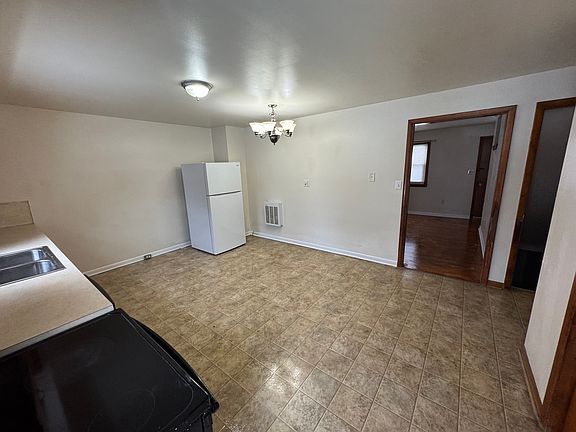 Spacious Kitchen: Stove, Dishwasher & Fridge included