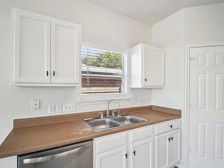217 Killian Loop — Photo 7