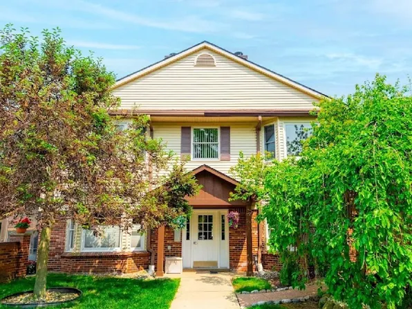 8597 Mathias Dr APT 37, Grosse Ile, MI 48138