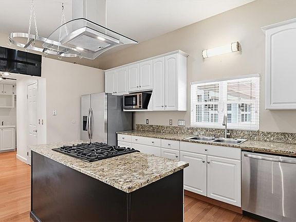 4th image of 102 Greenleaf Ln
