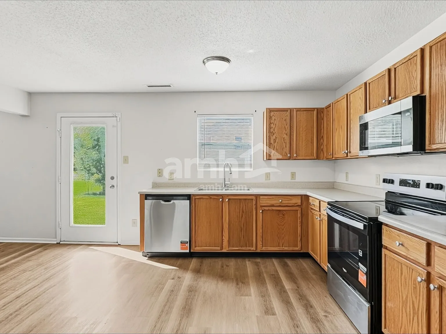 3 bed, 2.5 bath, 2060 sqft, $1,925 — Photo 3