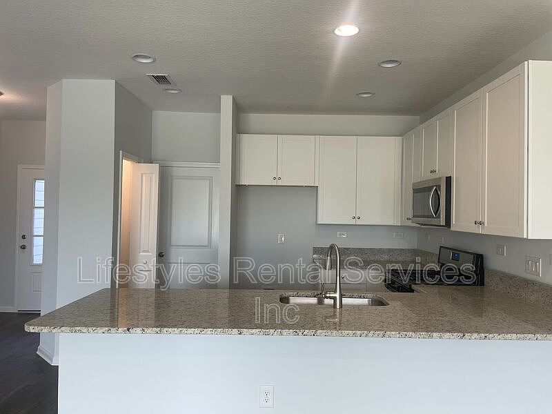 1st image of 34 Pinebury Ln