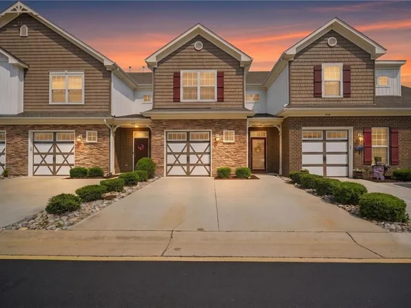 432 Autumn Green Ln, Chesapeake, VA 23320