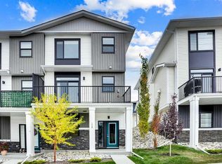 114 W Crestridge Hl SW, Calgary, AB T3B 6L1