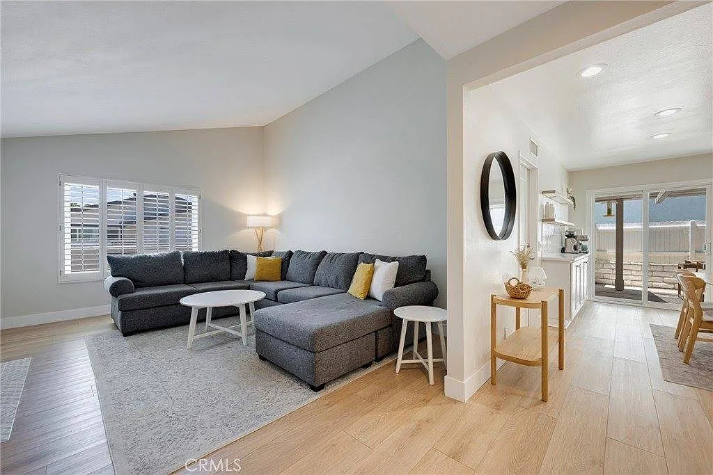 3 bed, 1002 sqft, $3,700 — Photo 2