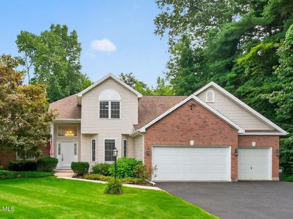 12 Four Leaf Manor, Clifton Park, NY 12148