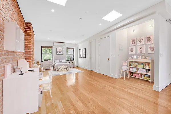 Rented by Nomad Property Group, LLC | media 10