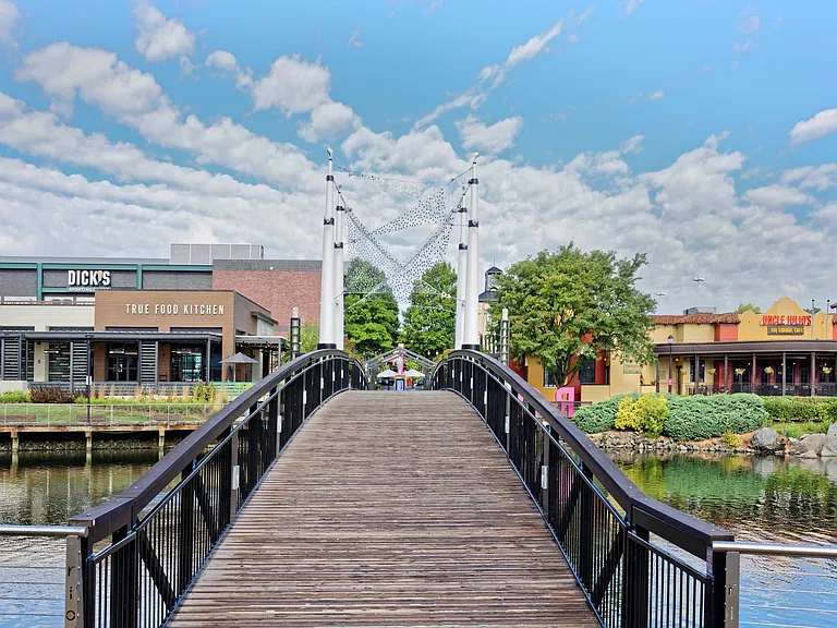 Nearby shopping, dining and entertainment in Rio Lakefront