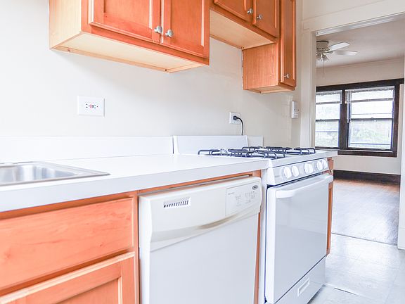 5th image of 1535 W Cornelia Ave Unit 1