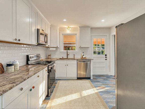 5th image of 2205 Crestline Dr