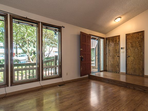 4th image of 2221 NE Brookview Dr