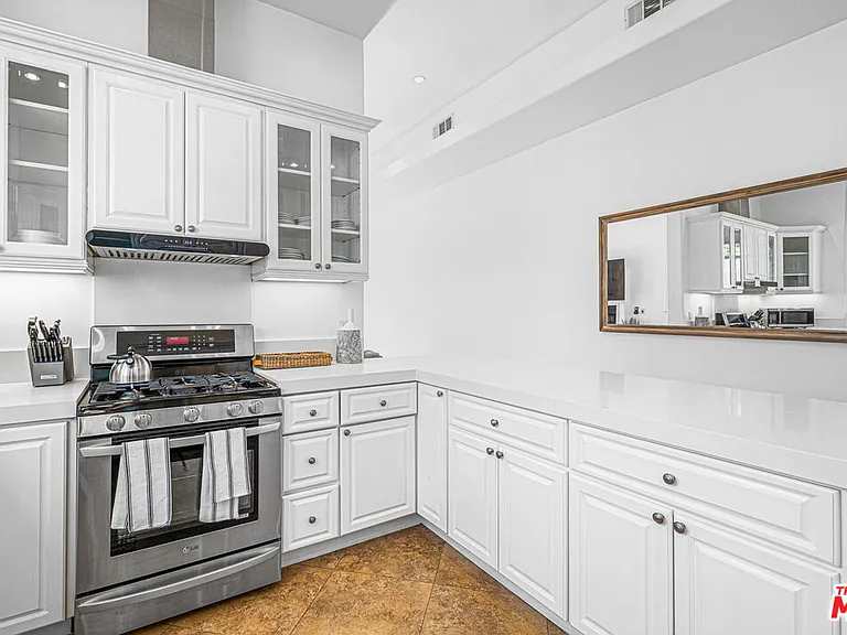 715 N Kilkea Dr #1/2 — Photo 10