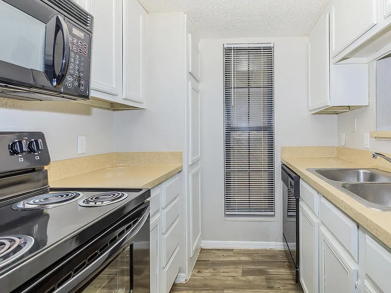 Lincoln Glens Apartments — Photo 46