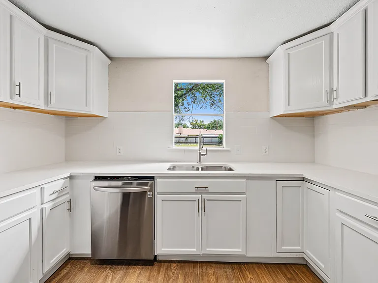 11700 N Oak St — Photo 11
