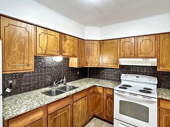 3rd image of 1212 Hillcrest Dr