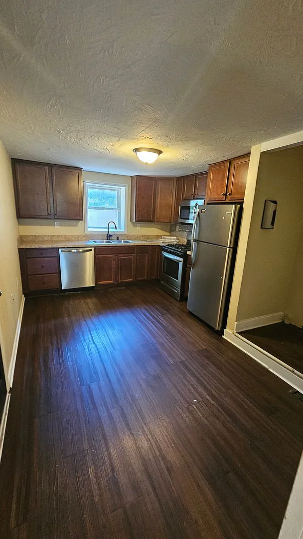 3 Bedroom Home with Fenced Yard & Central Air — Photo 2