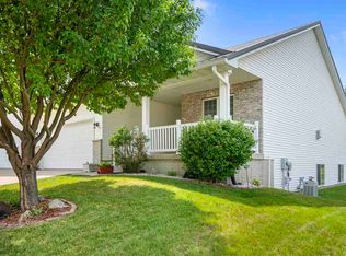 705 Hillview Dr, Fairfax, IA 52228