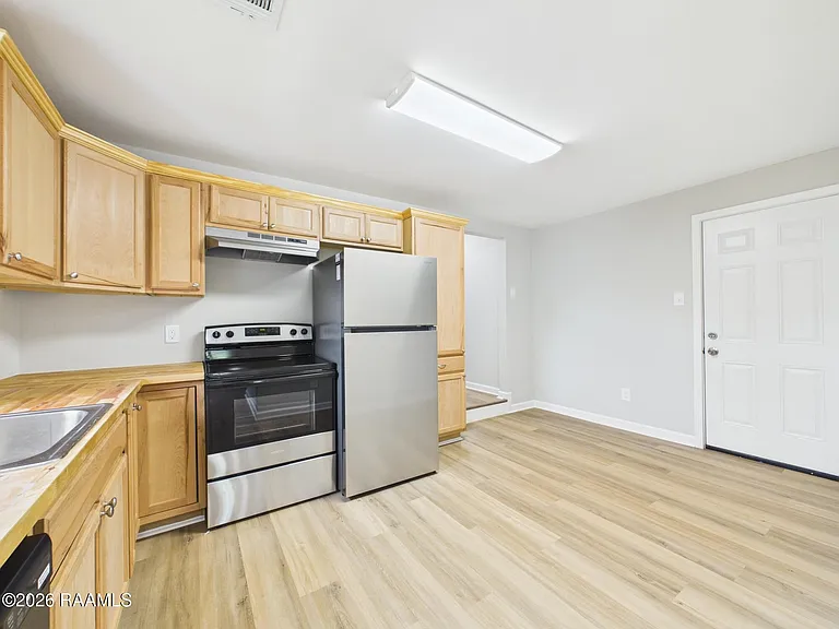 908 Saint Charles St — Photo 4