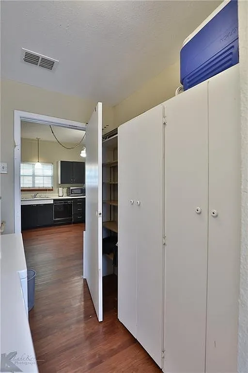 Cute 1-bedroom, 1.5-bath — Photo 2
