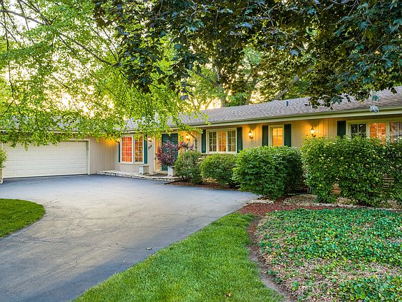 3rd image of 304 S Circle Dr