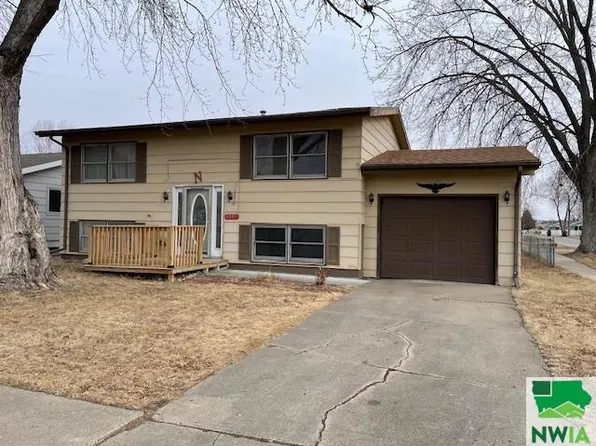 1218 E St, South Sioux City, NE 68776