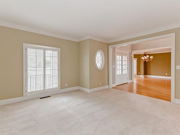 4th image of 810 Falls Point Cir