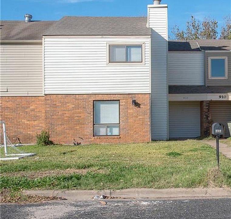1st image of 912 Navidad St