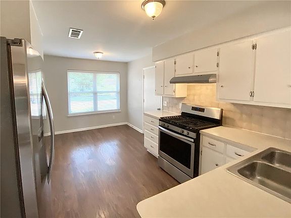 3rd image of 406 Thistlewood Dr