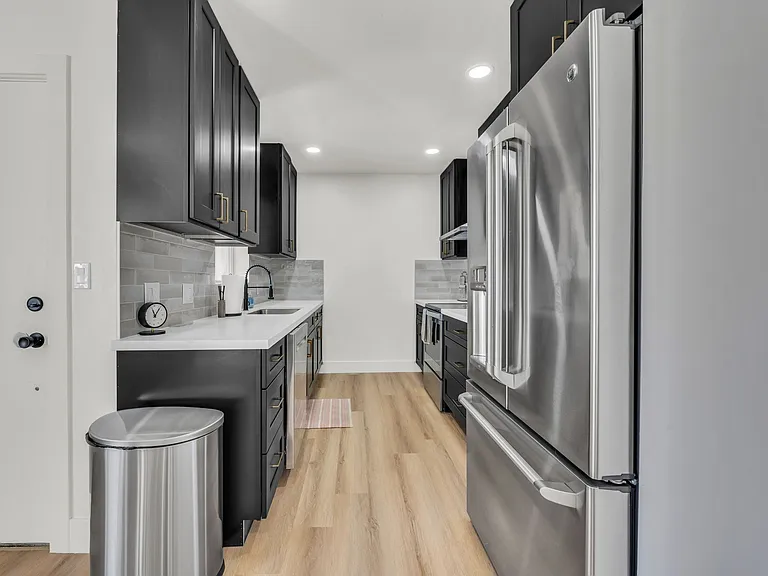 102 W Maryland Ave #E2 — Photo 17