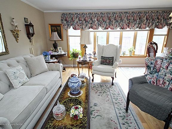 5th image of 283 Holdridge Ave