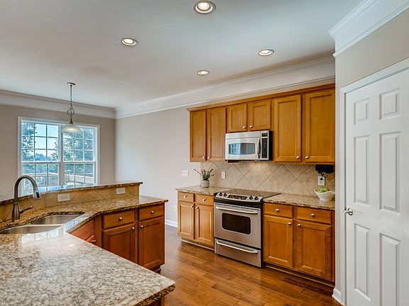 5th image of 913 Idlewood Dr
