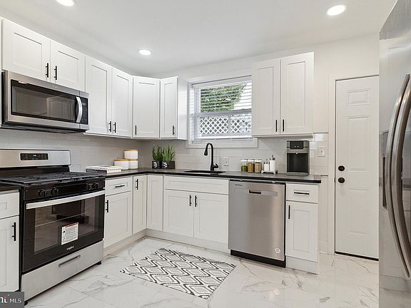 4th image of 2010 S Darien St