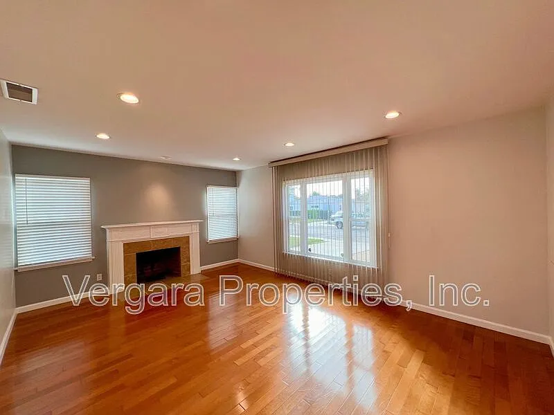 2 bed, 1.0 bath, 1250 sqft, $5,100 — Photo 4