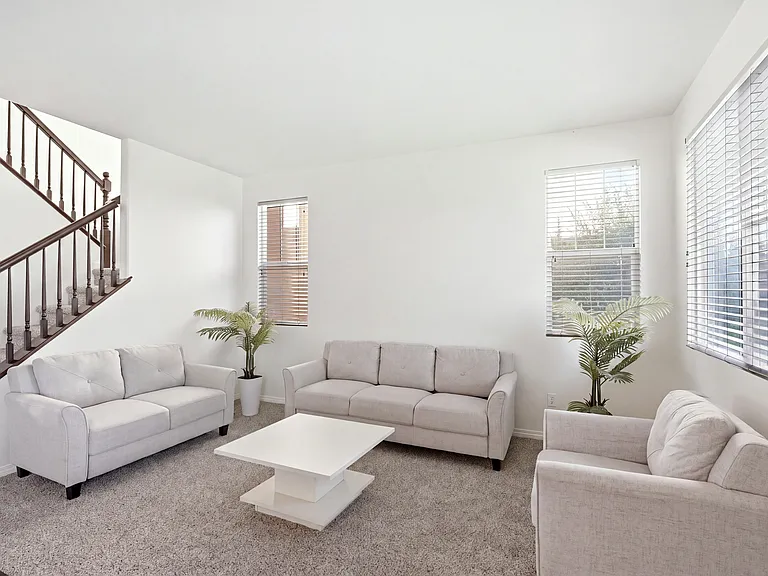 1364 Wellington Dr — Photo 7
