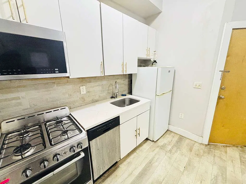 207 Webster Ave — Photo 3