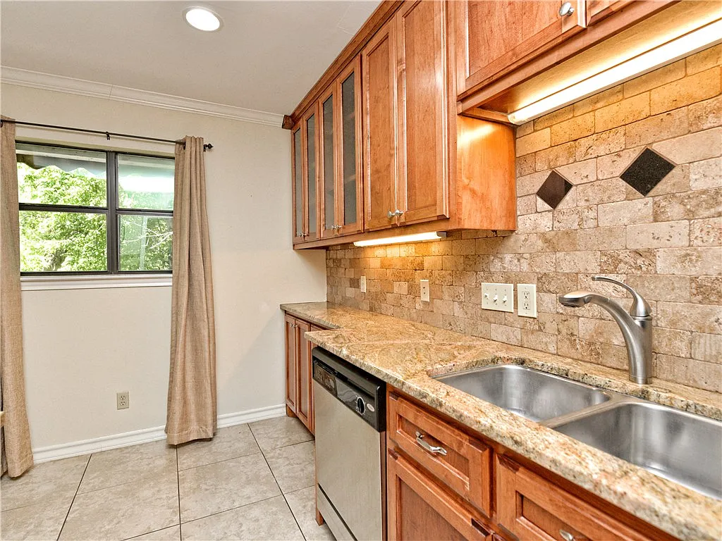 407 E 45th St Apt 210 — Photo 4