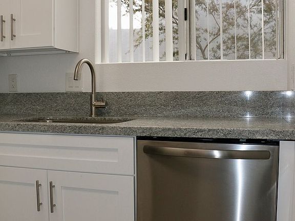 4th image of 125 Hillcrest Dr APT 6