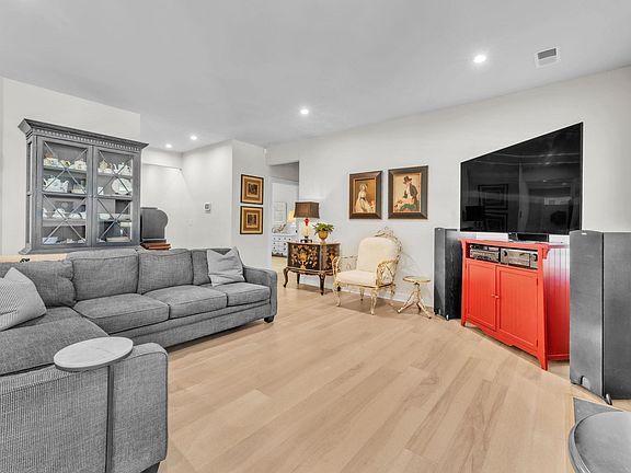 3rd image of 300 Beckman Dr
