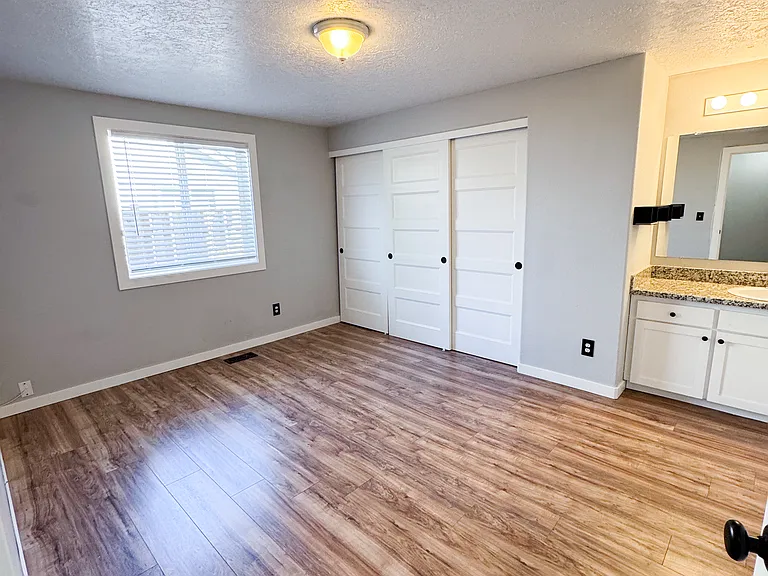 8244 SE Washington St — Photo 27