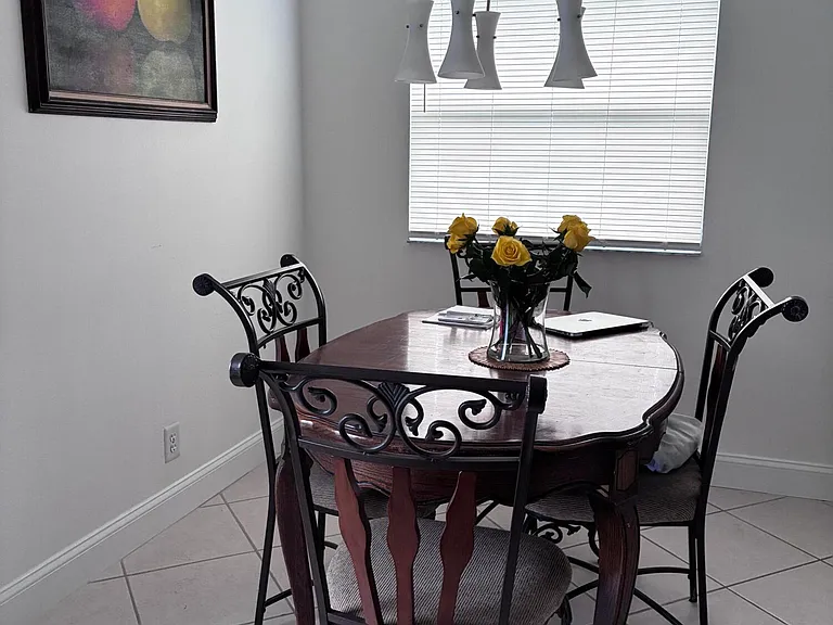 276 Brittany Ave #F — Photo 2