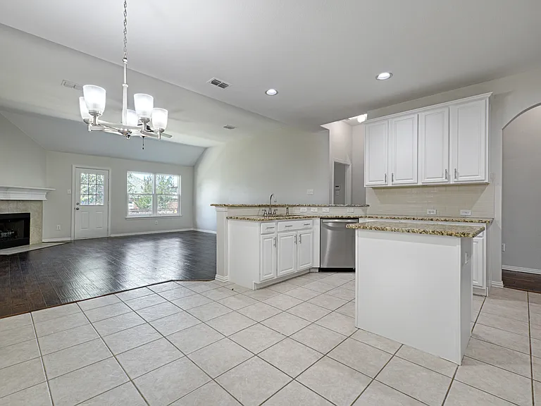 1404 Carriage Ln — Photo 12