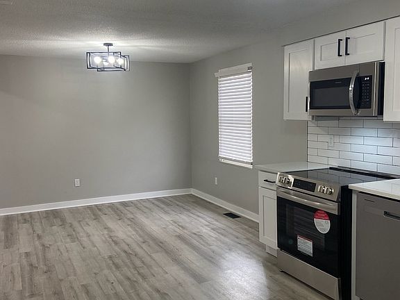 5th image of 304 Broken Arrow Cir