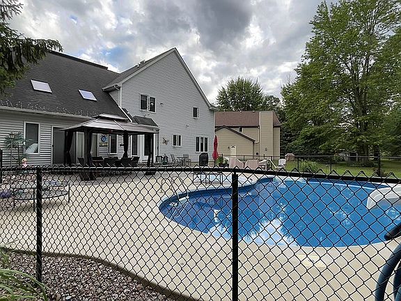3rd image of 74 Blue Heron Ct