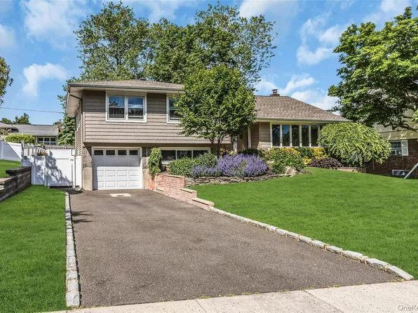 5 Simpson Drive, Old Bethpage, NY 11804