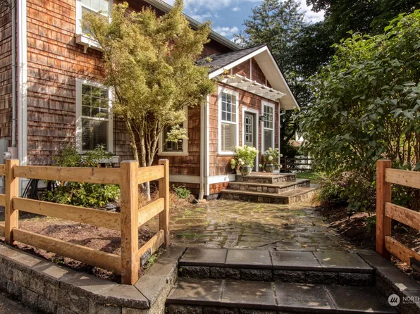 9762 NE Pine Street, Bainbridge Island, WA 98110