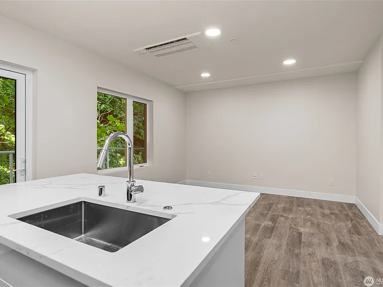 17XX Harbor Ave SW #402 — Photo 4