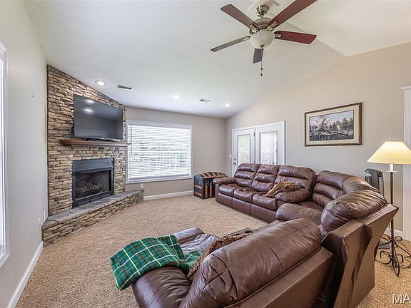 3rd image of 157 Lily Ln
