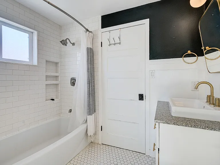 1583 W 36th St — Photo 14
