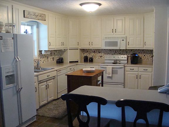 3rd image of 14 Lakeview Ln